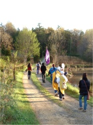 Sacred Walkers leaving Little Flower Catholic Worker Farm, Louisa, VA, 2006-04-20
